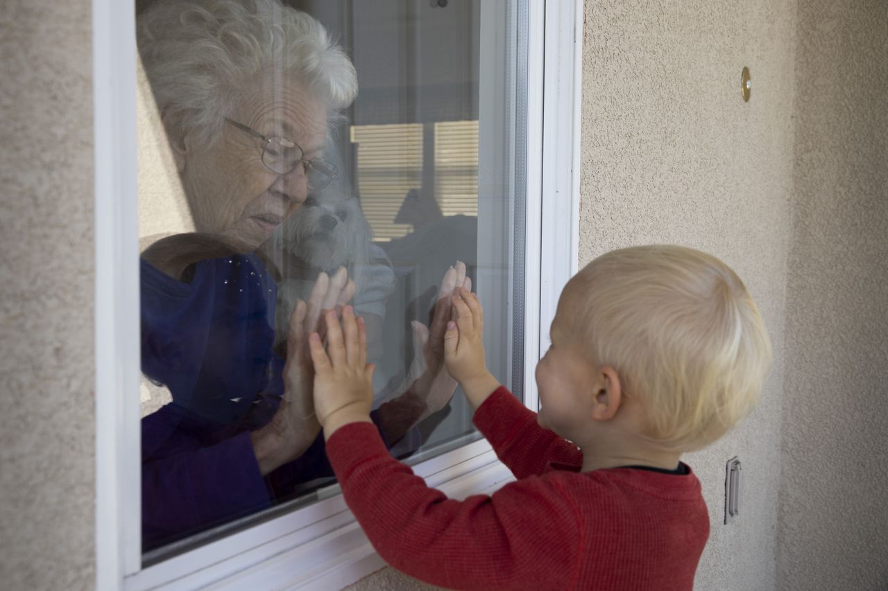 Seniorka wyrzuciła 75 tys. złotych przez okno. Myślała, że to pieniądze na szczepionkę dla wnuczka