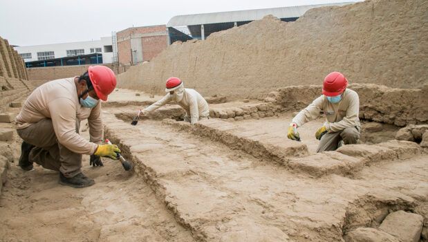 Archeolodzy znaleźli dobrze zachowaną drewnianą rzeźbę w Huaca Takaynamo