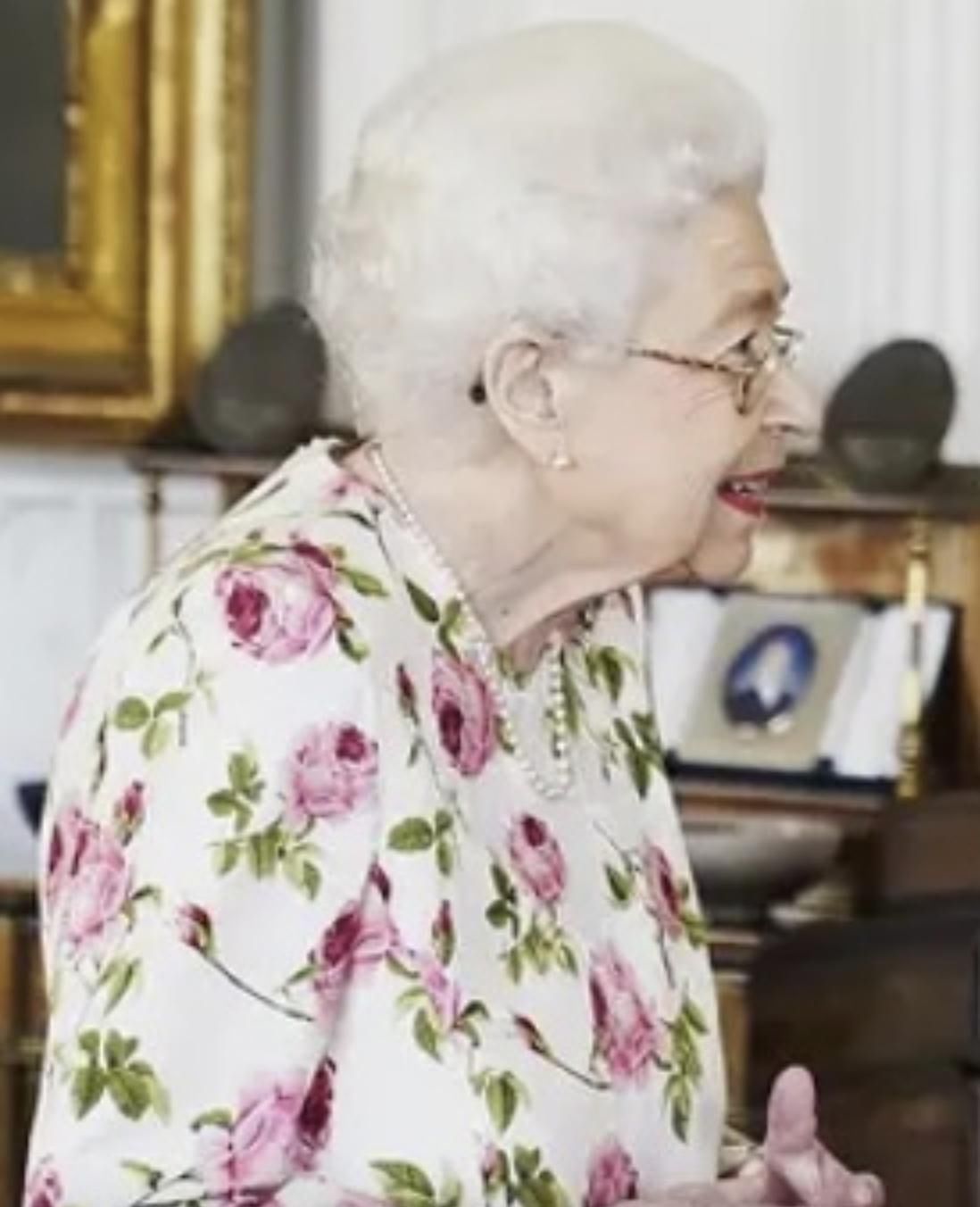 Królowa Elżbieta II w odświeżonej fryzurze