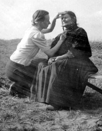 Eva Justin w czasie badań antropometrycznych ludności romskiej. Rok 1938 