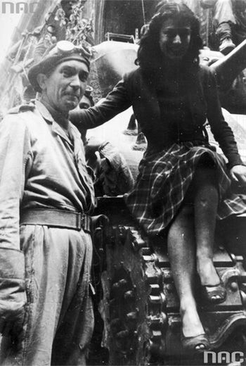 Włoska dziewczyna na czołgu M4 Sherman z ppor. Janem Szatsznajderem, z 1 Pułku Ułanów Krechowieckich, 21 kwietnia 1945 r. 