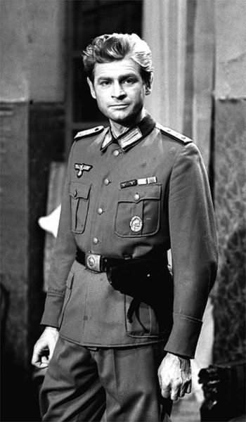 Stanisław Mikulski w roli Hansa Klossa w serialu 