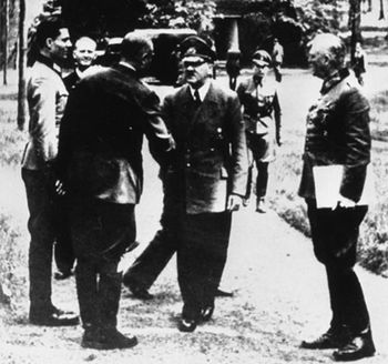 Claus von Stauffenberg (z lewej) i Adolf Hitler w Wilczym Szańcu pod Kętrzynem, 15 lipca 1944 r. 5 dni przed zamachem 