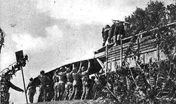 Żołnierze 3. Dywizji Piechoty 1. Armii Wojska Polskiego przygotowują pontony do desantu przez Wisłę, 15 sierpnia 1944 r. 