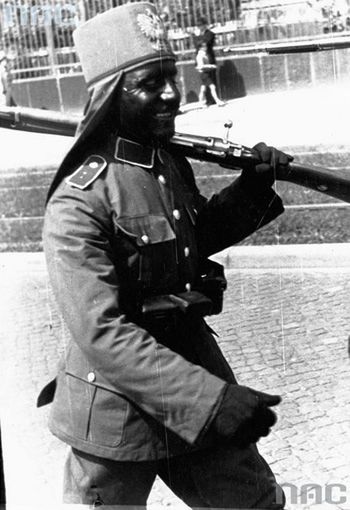 Żołnierz z paramilitarnej formacji utworzonej przez Ligę Morską i Kolonialną, która miała służyć w przyszłych polskich koloniach. Pochód w 1939 r. w Toruniu 