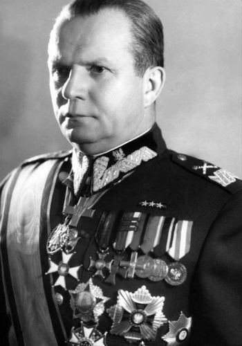 Michał Rola-Żymierski z widocznym na piersi orderem Virtuti Militari 