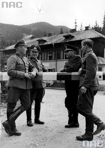Niemieccy i słowaccy funkcjonariusze na przejściu granicznym w Łysej Polanie, na granicy Generalnego Gubernatorstwa ze Słowacją, czerwiec 1940 r. 