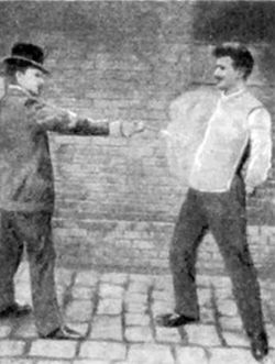 Testy pierwszej na świecie kamizelki kuloodpornej. Borzykowski - dyrektor pracownik Szczepanika strzela do służącego, rok 1901. 