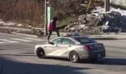 #dziejesiewmoto: kobieta zaatakowała policyjny radiowóz