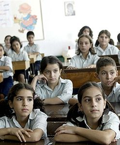 Uczniowie piszą dla dyrektorki peany jak w "Misiu"