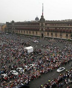 Tysiące ludzi **ściągnęło z** siebie ubrania w Meksyku