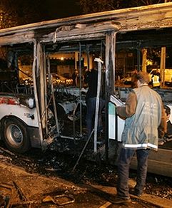 Na przedmieściach Paryża znów płoną autobusy