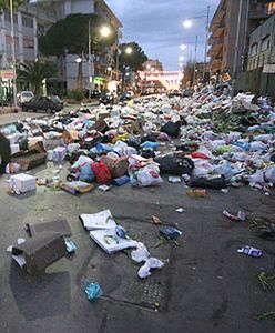 Żołnierze posprzątają śmieci w Neapolu