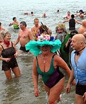 60 "morsów" uczciło Nowy Rok kąpielą w Bałtyku