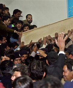 Pakistańczycy tłumnie pożegnali Benazir Bhutto