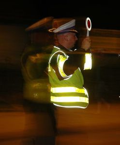 Wjechał samochodem na schody