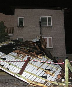 Zerwany dach, zawalony komin - w nocy ma wiać jeszcze mocniej