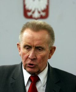 B. oficer SB zrezygnował z funkcji eksperta w komisji