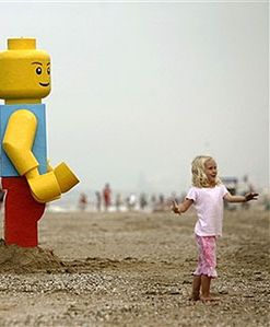 Wyłowili z morza 2,5-metrowego ludzika Lego