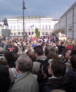 Fani Chucka Norrisa kontra obrońcy krzyża - to prowokacja?