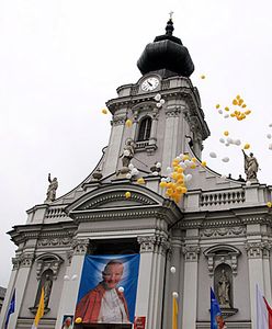 Białe i żółte balony nad rodzinnym miastem Jana Pawła II