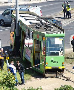 Tramwaj wypadł z szyn i uderzył w słup - 9 osób rannych