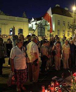 Tysiące osób demonstrowało przed Pałacem; "było gorąco"