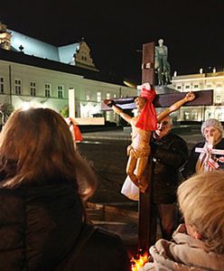 Co wykazała sekcja zwłok obrońcy krzyża?