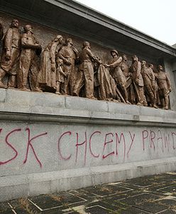 Zdewastowany pomnik Żołnierzy Radzieckich w Warszawie