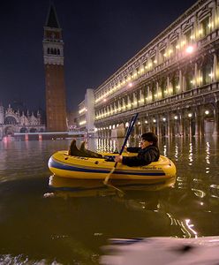 Woda zalała Wenecję - pasterka w kaloszach