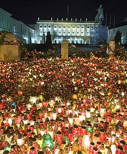 4. dzień żałoby - przed Pałacem Prezydenckim wciąż tłumy