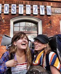 Młodzi ludzie zmierzają do Kostrzyna