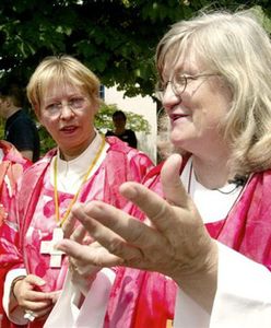 Biskup nie chciał udzielić komunii, ukradła mu opłatek