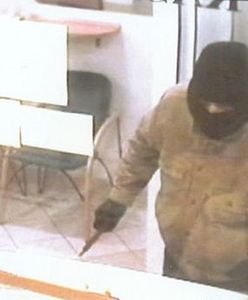 Policja pokazuje zdjęcia z napadu na bank i prosi o pomoc