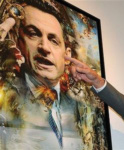 Sarkozy z kolczykiem na wystawie obrazów Sarkozy'ego
