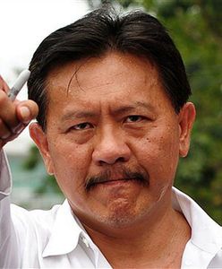 Polityk skopał dziennikarza, bo pytania były za trudne