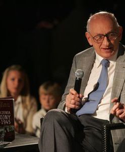 Minister obsypywany markami