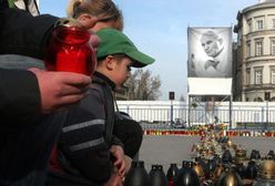 Dziesiątki zniczy na Pl. Piłsudskiego ku czci Jana Pawła II