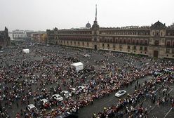 Tysiące ludzi **ściągnęło z** siebie ubrania w Meksyku