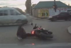 #dziejesiewmoto: pijany motocyklista przegrywa z grawitacją