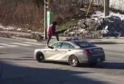 #dziejesiewmoto: kobieta zaatakowała policyjny radiowóz