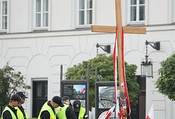 Policja usunęła "obrońców krzyża"