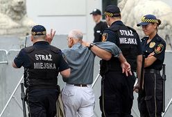 71-latek, który zbezcześcił tablicę, zwolniony do domu