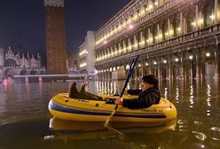 Woda zalała Wenecję - pasterka w kaloszach