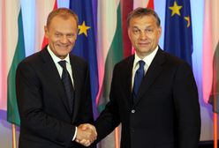 Tusk żartuje z "bratankiem" i wyciąga szablę