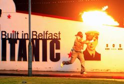 Fotograf postrzelony, na ulicach ogień - walki w Belfaście