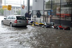 Gwałtowne burze zabiły 2 osoby i nadciągają nad Polskę