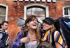 Młodzi ludzie zmierzają do Kostrzyna