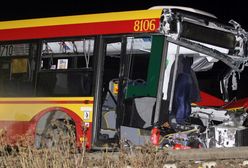 Pociąg zmiażdżył przód autobusu - kilkanaście osób rannych