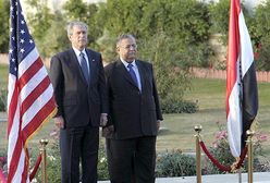 "Ty psie" - krzyknął dziennikarz i rzucił w Busha... butami